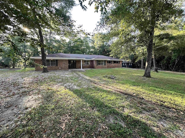 single story home with a front yard