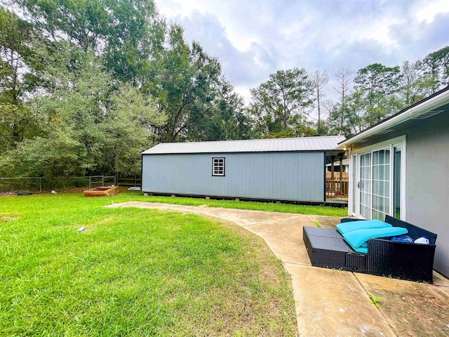 view of yard with an outbuilding