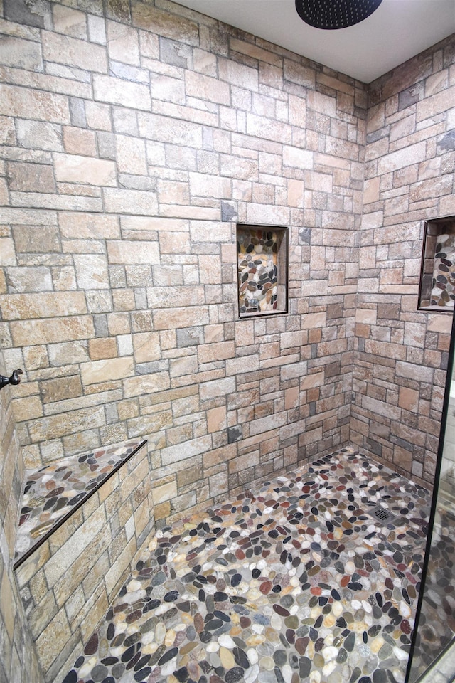 full bathroom featuring a tile shower