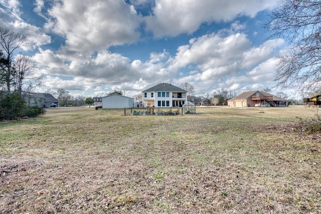 view of yard with an outbuilding