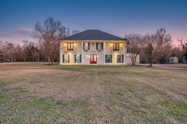 view of front facade with a yard