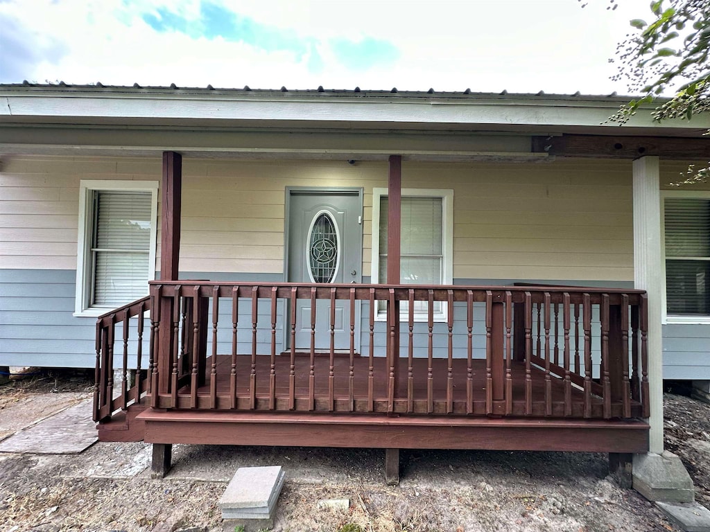 property entrance with covered porch