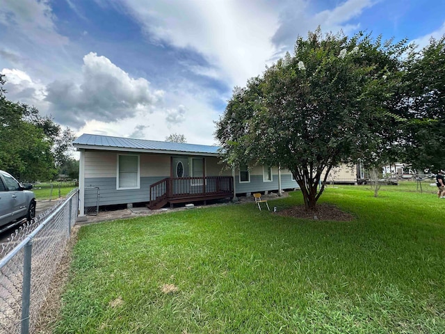 view of front of house featuring a front lawn