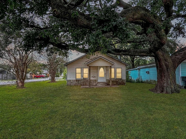 view of front of house with a front lawn