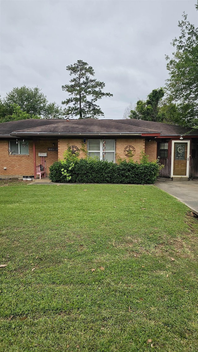 318 Youpon St, Bridge City, TX 77611 - view of front of property featuring brick siding and a front lawn