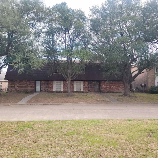 ranch-style house with a front lawn