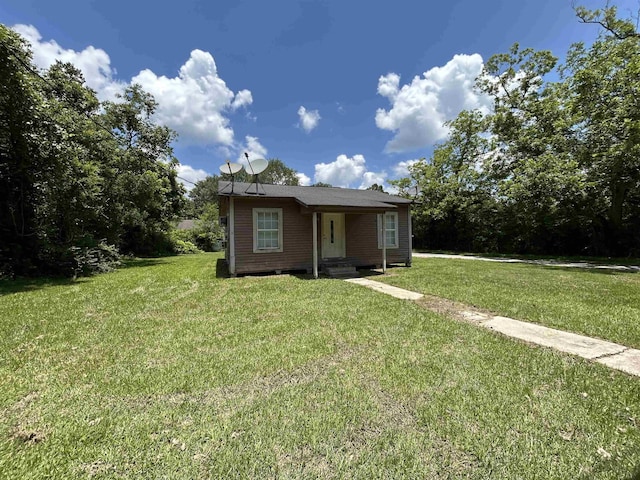 view of front facade featuring a front lawn