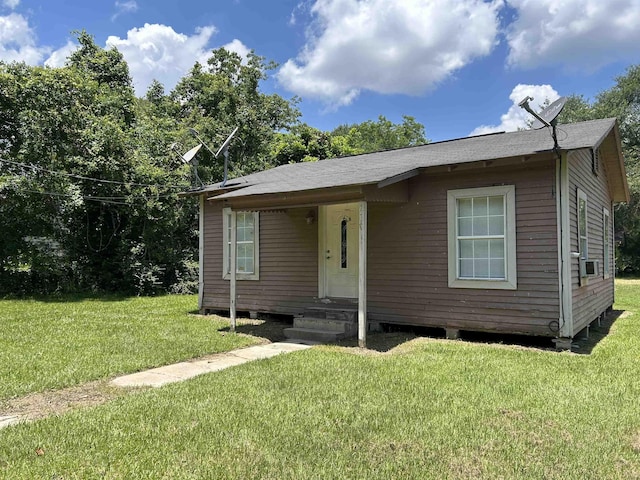 view of front of house featuring a front yard