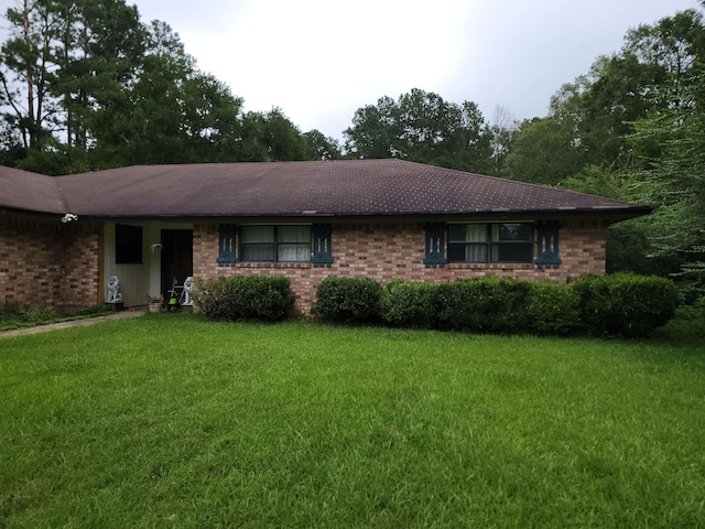 single story home with a front lawn