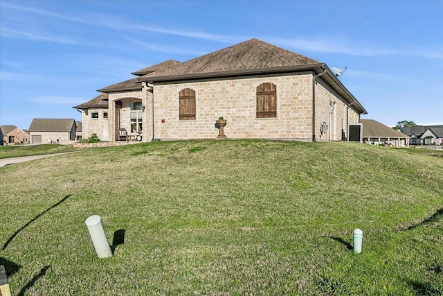 view of front facade featuring a front lawn