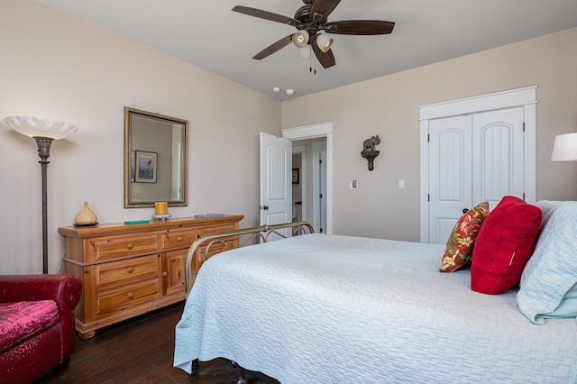 bedroom featuring dark wood-style floors, a ceiling fan, and a closet