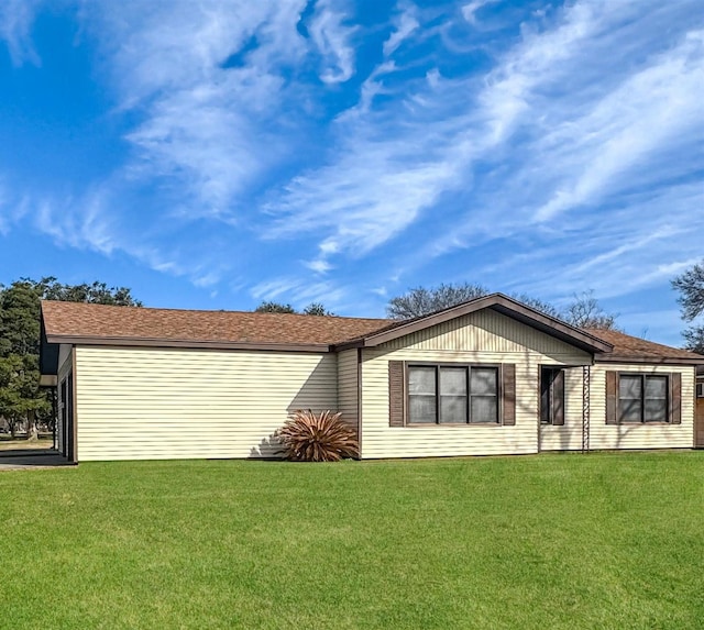 view of front of house with a front lawn