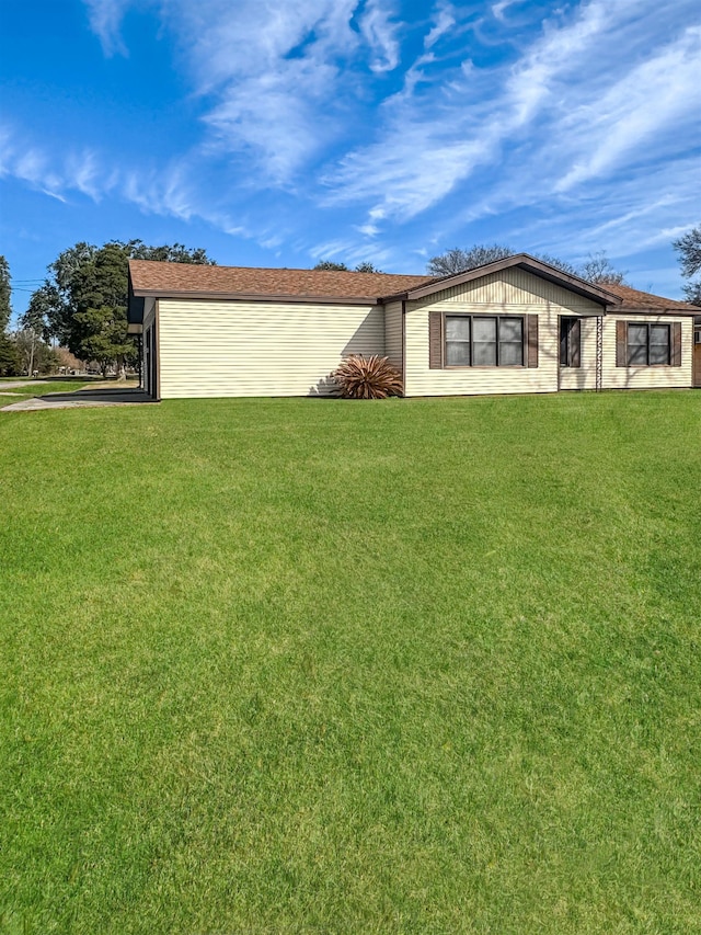 view of front of property featuring a front lawn