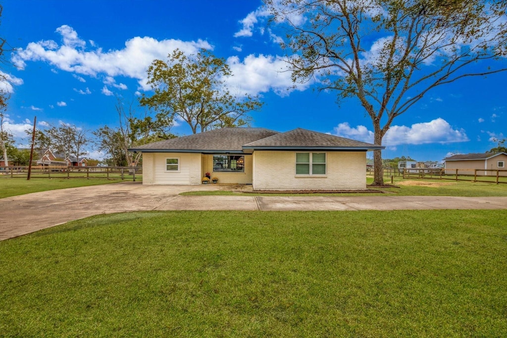 single story home with a front lawn