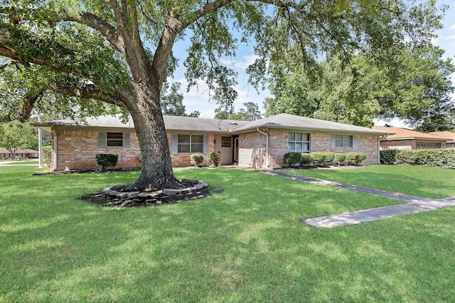 single story home with a front lawn