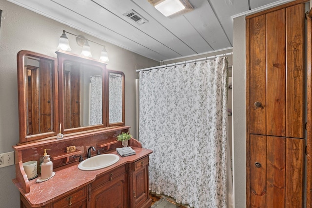bathroom featuring vanity, visible vents, curtained shower, and backsplash