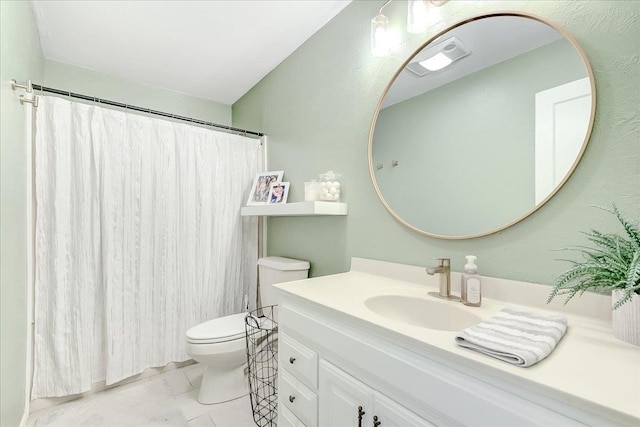 full bathroom featuring vanity, toilet, and a shower with curtain