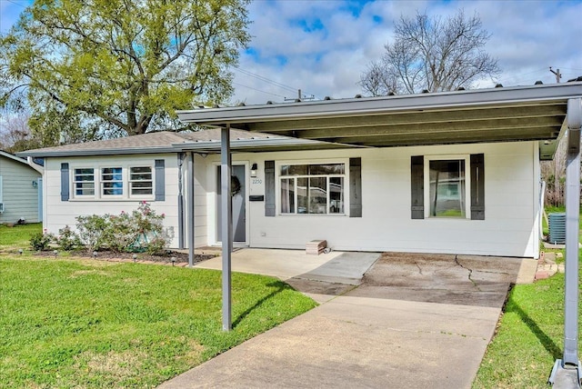 view of front of house featuring a front yard and central AC unit