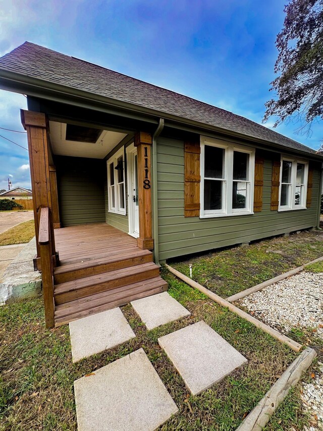 ranch-style house featuring a porch