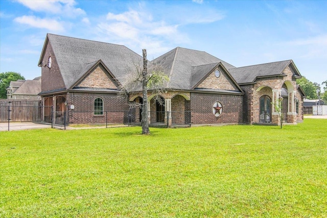 view of front of house featuring a front lawn