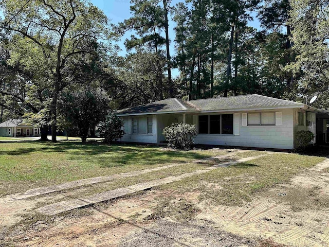 single story home with a front lawn