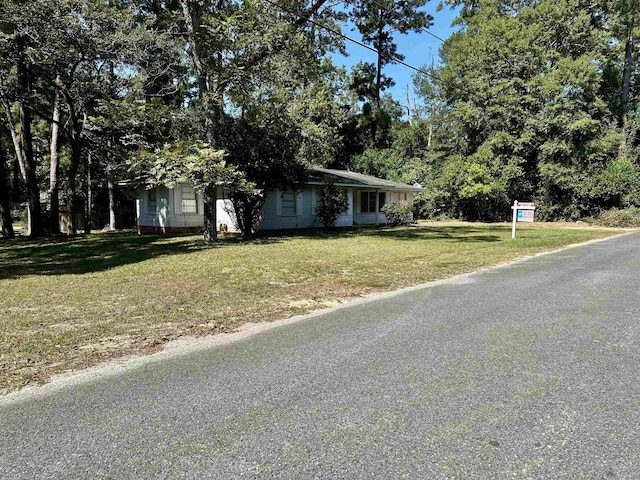 view of front of home featuring a front yard