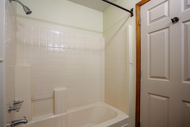 bathroom with tiled shower / bath