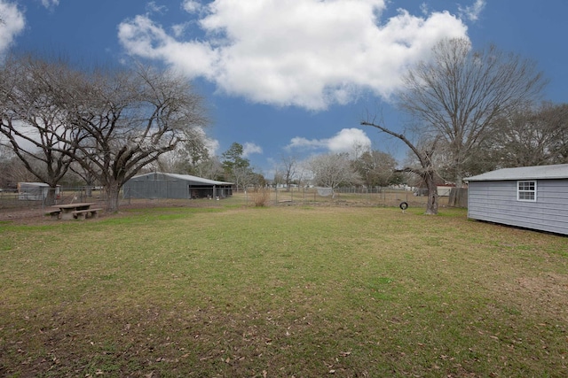 view of yard featuring an outdoor structure