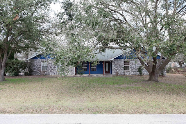 view of front facade with a front yard