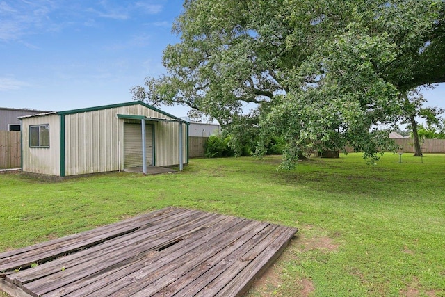 view of yard with an outbuilding