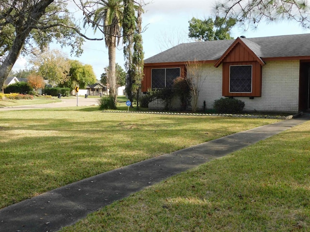 view of front of property featuring a front yard