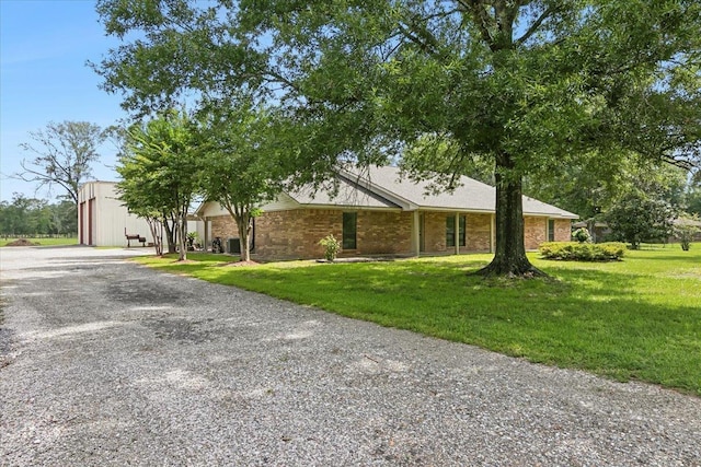 single story home with a front lawn