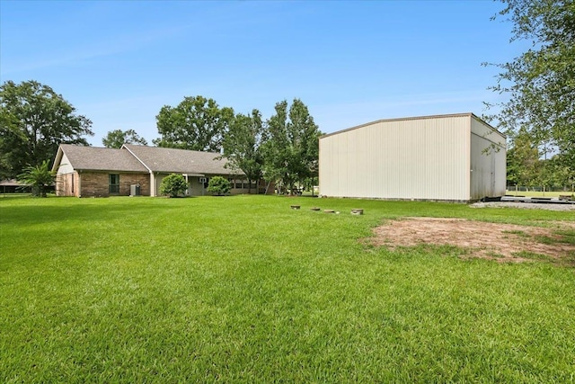 view of yard with an outbuilding