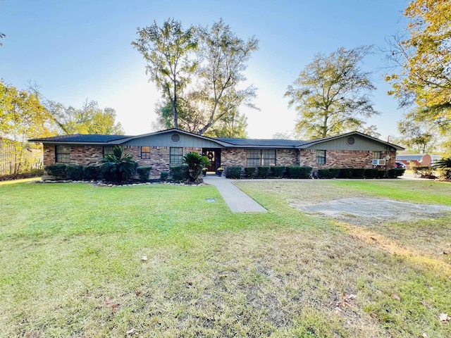 single story home featuring a front lawn