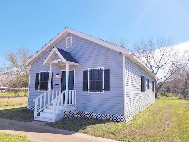 view of front of home with fence and a front lawn