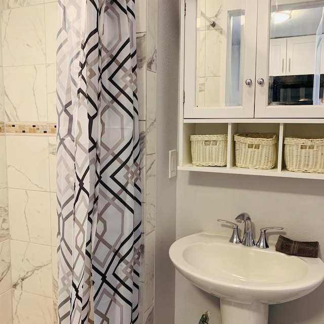 bathroom with curtained shower and sink