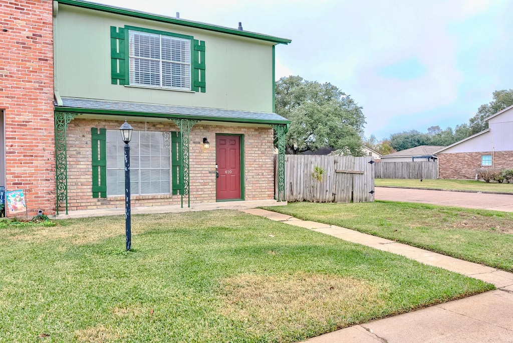 view of front of property featuring a front lawn