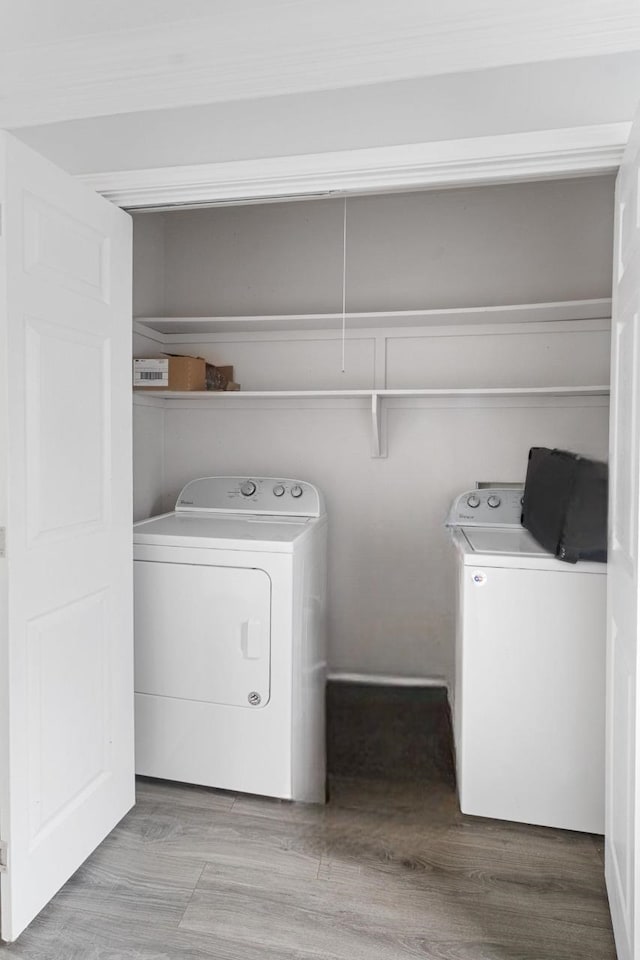 930 Llano St, Port Neches, TX 77651 - laundry area featuring washing machine and dryer and wood finished floors