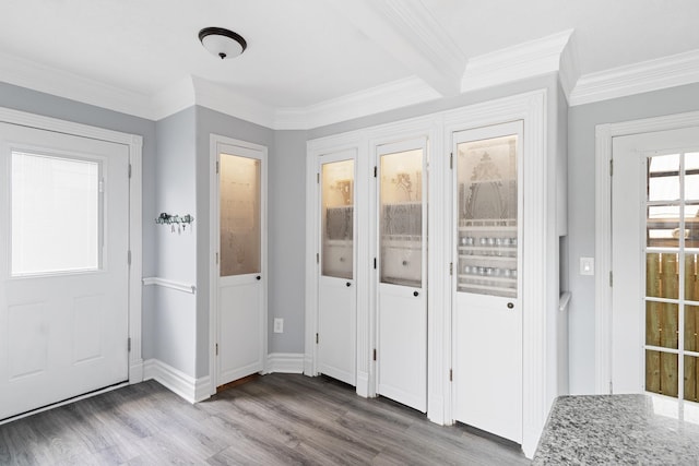 930 Llano St, Port Neches, TX 77651 - foyer featuring wood finished floors, crown molding, and baseboards