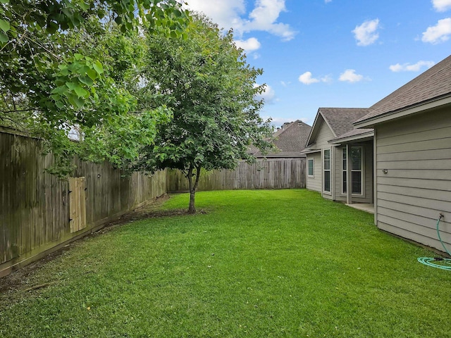 view of yard featuring a fenced backyard