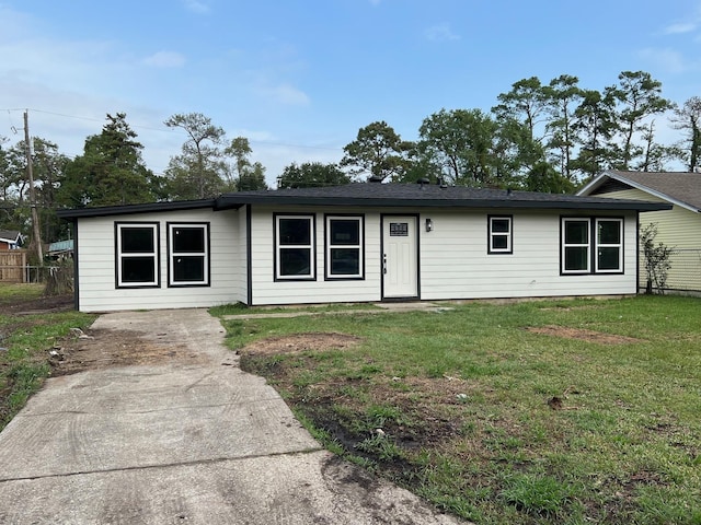 single story home featuring a front lawn