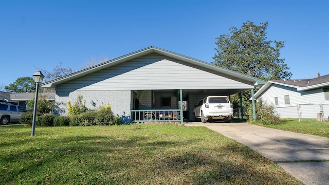 view of front of house featuring a porch, a carport, and a front lawn