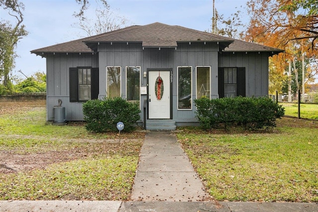 view of front of property with a front yard