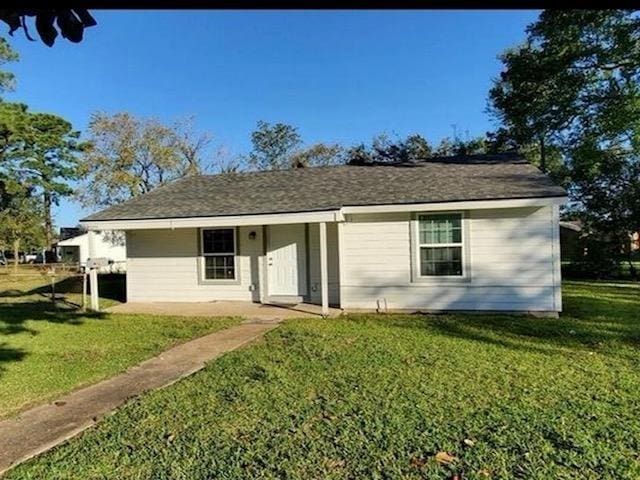 single story home featuring a front yard