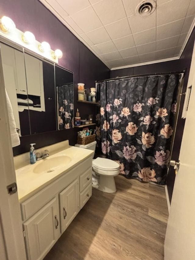885 E Fm 1943 E, Warren, TX 77664 - bathroom featuring vanity, wood finished floors, crown molding, and curtained shower