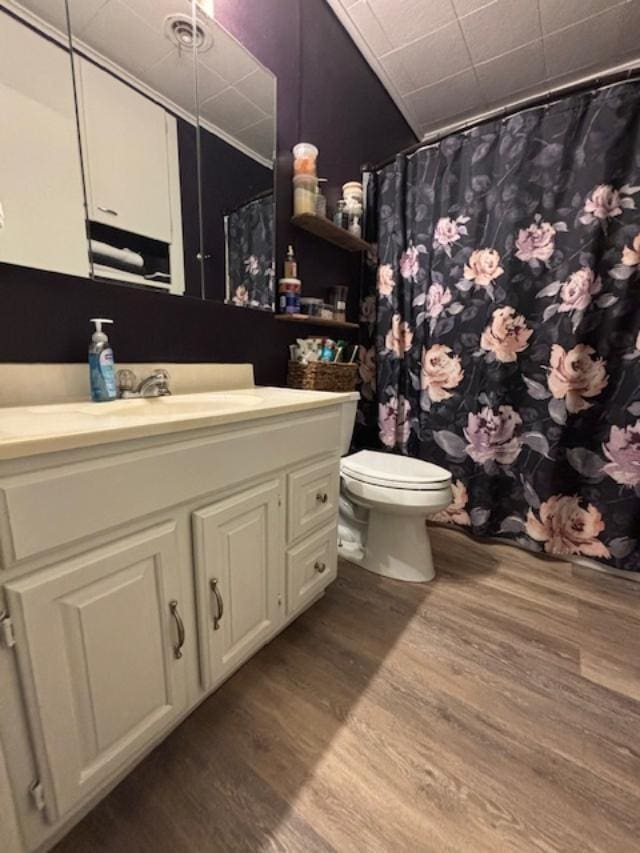 885 E Fm 1943 E, Warren, TX 77664 - full bathroom featuring wood finished floors, vanity, and a shower with curtain