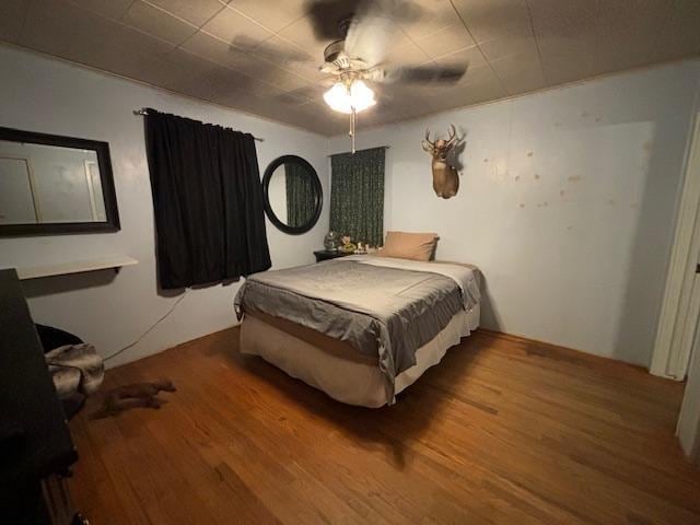 885 E Fm 1943 E, Warren, TX 77664 - bedroom featuring wood finished floors and a ceiling fan