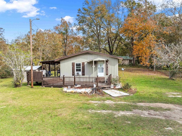 view of front of property featuring a wooden deck and a front yard