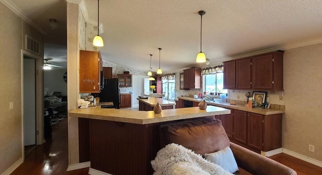 kitchen with crown molding, a kitchen bar, kitchen peninsula, and dark wood-type flooring