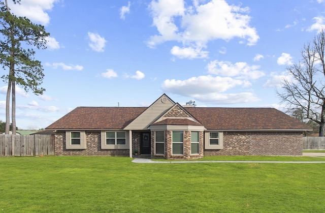 view of front facade featuring a front lawn